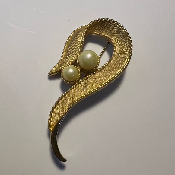 Sarah Coventry brushed gold tone brooch pearl - Picture 3 of 6